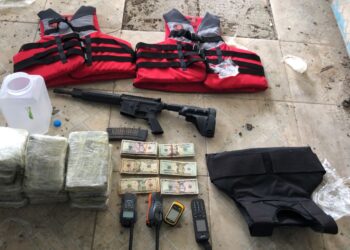 Apresan dos hombres y ocupan 15 paquetes cocaína, dinero y fusil en SPM