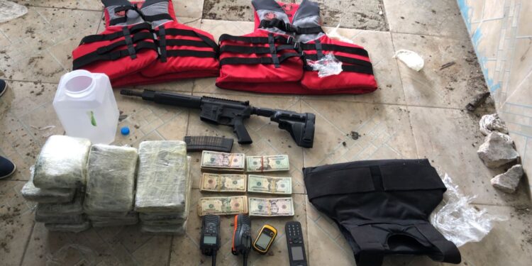 Apresan dos hombres y ocupan 15 paquetes cocaína, dinero y fusil en SPM