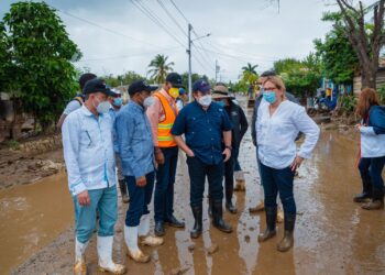 Gobierno acuden en auxilio de familias afectadas por lluvias en Montecristi