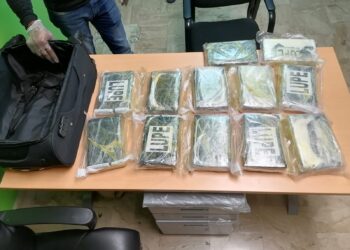 Arrestan nacional de Aruba con 18 paquetes presumiblemente cocaína en Aeropuerto PC
