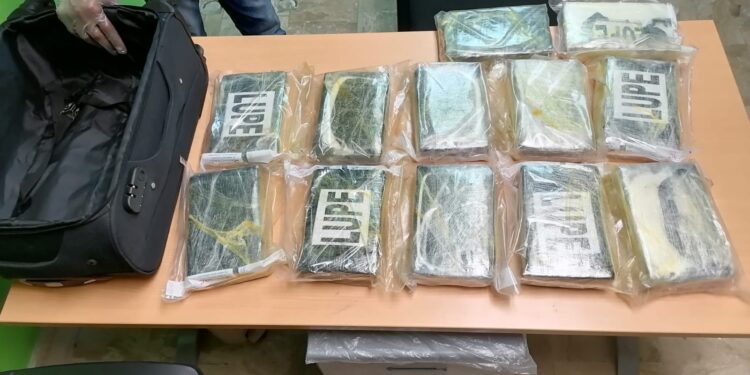 Arrestan nacional de Aruba con 18 paquetes presumiblemente cocaína en Aeropuerto PC