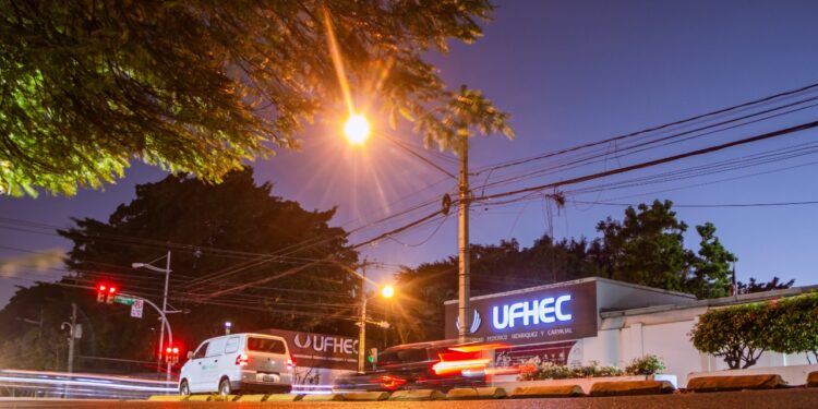 Edesur coloca nuevas luminarias en Avenida Máximo Gómez