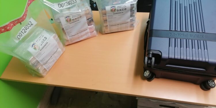 Detienen nacional Belga y le ocupan 14 paquetes presumiblemente cocaína en Aeropuerto PC
