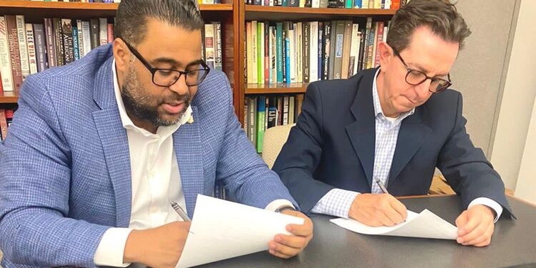 Senador Franklin Rodríguez firma acuerdo educativo con George Washington University