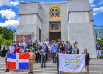 Dirección Jubilaciones y pensiones deposita ofrenda floral en ocasión al 178 aniversario de la Independencia Nacional
