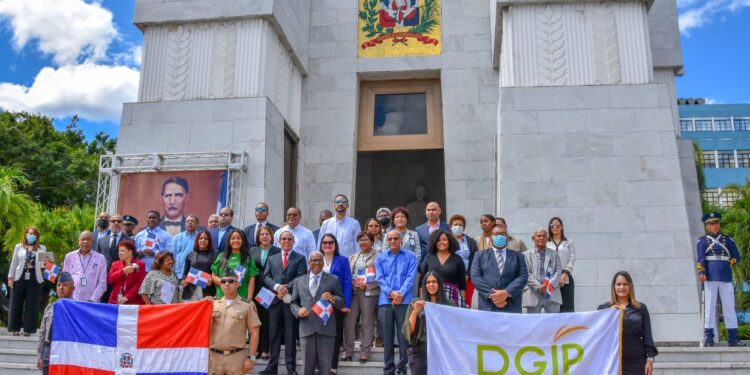 Dirección Jubilaciones y pensiones deposita ofrenda floral en ocasión al 178 aniversario de la Independencia Nacional