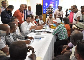 Director INAPA Wellington Arnaud se reúne con comunitarios en Haina para solucionar problemáticas
