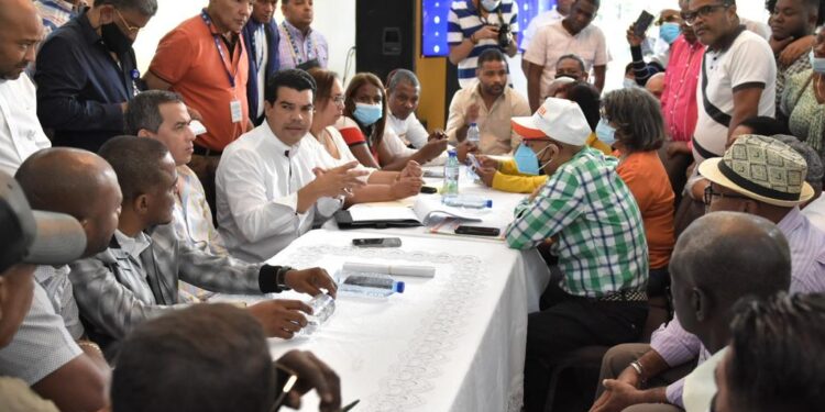 Director INAPA Wellington Arnaud se reúne con comunitarios en Haina para solucionar problemáticas