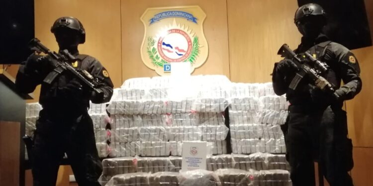 Ocupan 848 paquetes presumiblemente cocaína en operativos simultáneos en  Barahona y  La Altagracia
