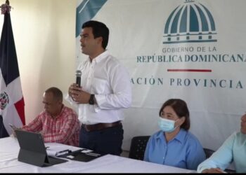 Director INAPA garantiza agua potable a comunitarios de Peravia