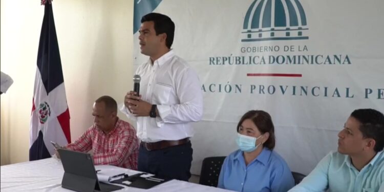 Director INAPA garantiza agua potable a comunitarios de Peravia