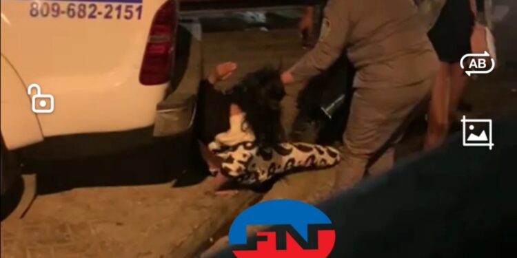 Agentes PN arrastran comunicadora y dos personas más en la San Vicente tras incidente no esclarecido