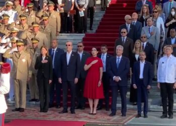 Presidente Abinader junto a ministros y directores rinde homenaje a la bandera