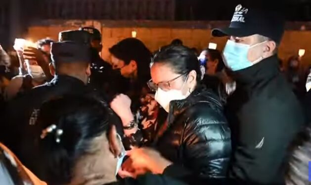 Vigilia por el expresidente hondureño pedido por EEUU, que lo acusa de narcotráfico