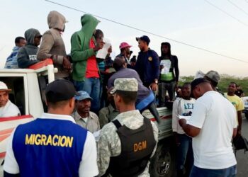 Arrestan a dos funcionarios de Migración implicado en  red trata de personas  