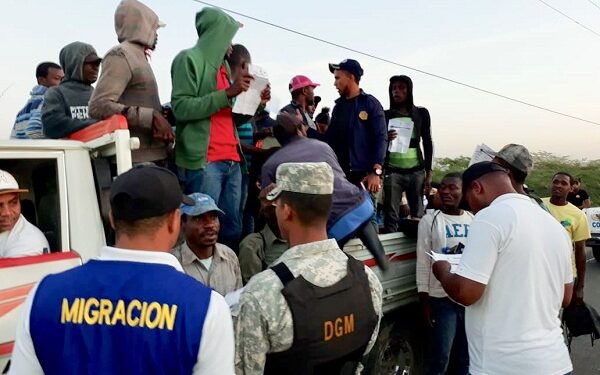 Arrestan a dos funcionarios de Migración implicado en  red trata de personas  