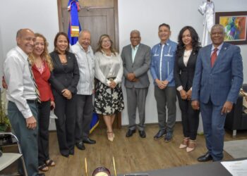 Director Jubilaciones recibe comisión del Círculo de Locutores Dominicano