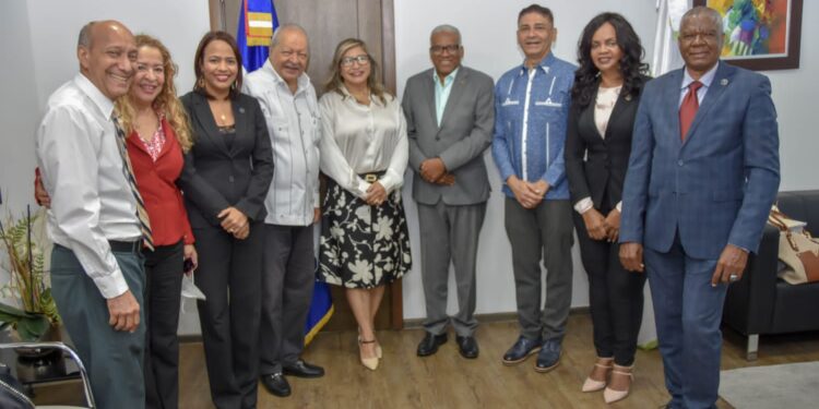 Director Jubilaciones recibe comisión del Círculo de Locutores Dominicano