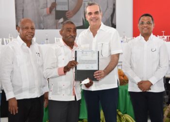 Presidente encabeza entrega de 1,507 títulos de propiedad en Azua