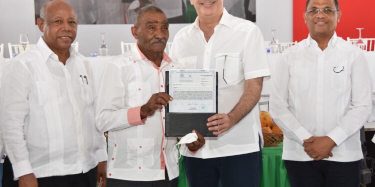 Presidente encabeza entrega de 1,507 títulos de propiedad en Azua