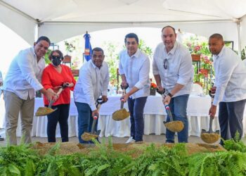 Ministro de Turismo deja iniciada construcción vía de acceso a playa Saladilla en Barahona