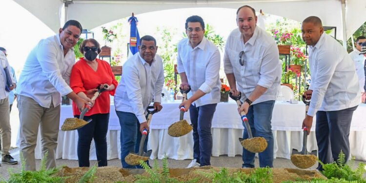 Ministro de Turismo deja iniciada construcción vía de acceso a playa Saladilla en Barahona