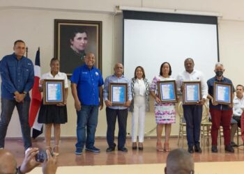 Alcaldía Santo Domingo Oeste reconoce a docentes Politécnico Madre Rafaela Ybarra de Las Caobas