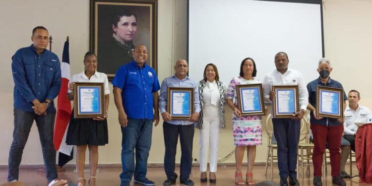 Alcaldía Santo Domingo Oeste reconoce a docentes Politécnico Madre Rafaela Ybarra de Las Caobas