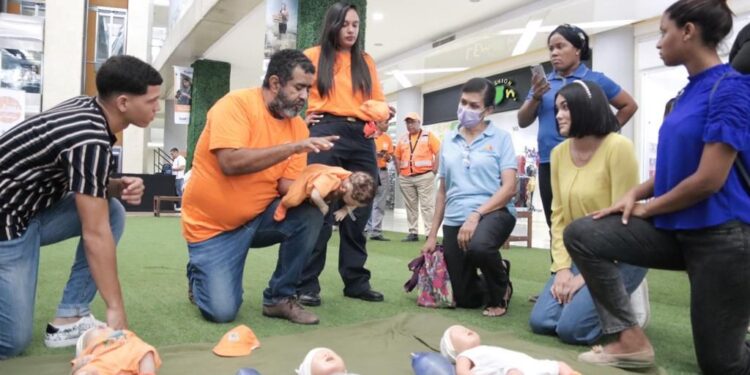 Defensa Civil imparte instrucciones sobre  primeros auxilios básicos a través de campaña “Aprendiendo a Salvar Vidas”