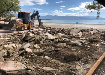 Autoridades desmantelan negocios violaban espacio de 60 metros distancias en Playa Monte Río de Azua