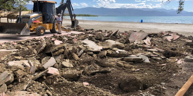 Autoridades desmantelan negocios violaban espacio de 60 metros distancias en Playa Monte Río de Azua