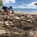 Autoridades desmantelan negocios violaban espacio de 60 metros distancias en Playa Monte Río de Azua