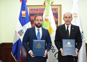 MESCYT y Grupo CTO firman convenio de capacitación a profesionales de la salud