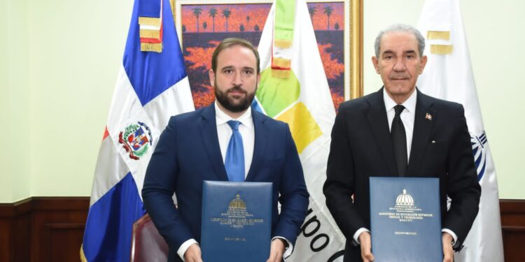 MESCYT y Grupo CTO firman convenio de capacitación a profesionales de la salud