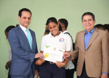 Iniciativa “Juventud Prende y Emprende” impacta a más 30 mil estudiantes en el país