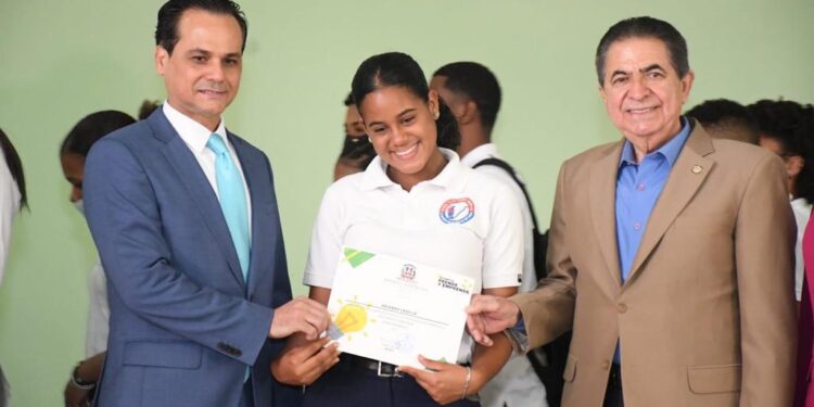 Iniciativa “Juventud Prende y Emprende” impacta a más 30 mil estudiantes en el país