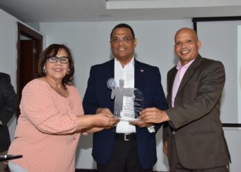 Mérido Torres recibe reconocimiento al mérito político y profesional en Santo Domingo Este 