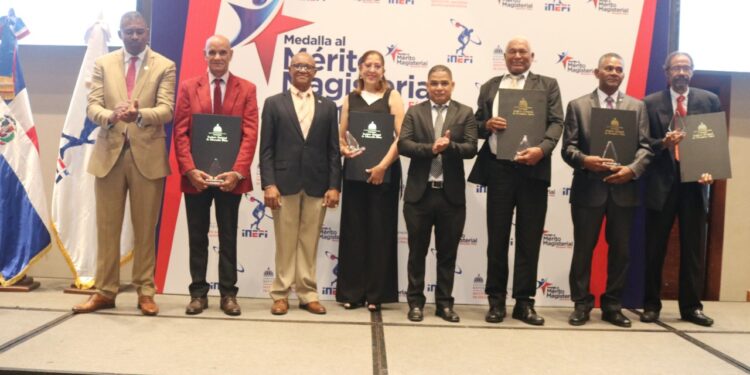 INEFI otorga “Medalla al Mérito Magisterial 2021” a 23 profesores de Educación Física