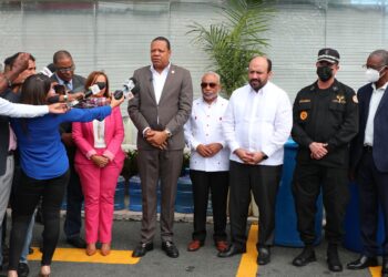 Pro Consumidor y CECCOM vierten miles de litros de  bebidas adulteradas incautadas durante operativos