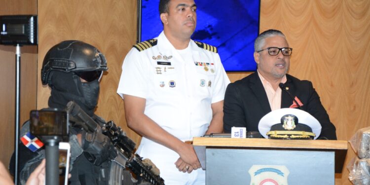 Arrestan dos ocupan otros 461 paquetes presumiblemente Cocaína en Boca Chica