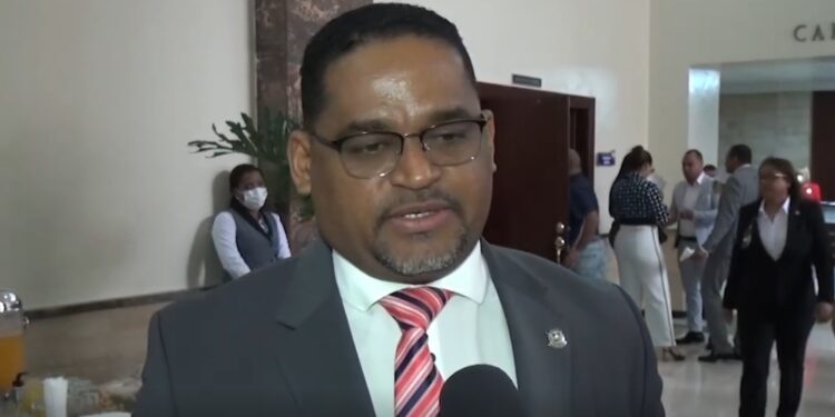 Diputado Sandro Sánchez defiende  gestión del presidente  Abinader y Roberto Fulcar