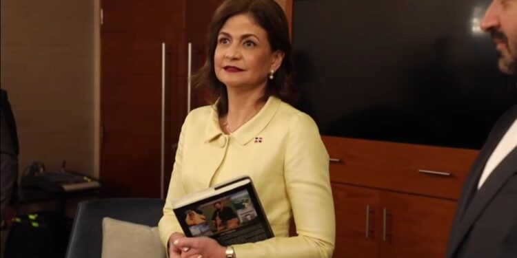 Vicepresidenta sostiene encuentro con diáspora dominicana en Dubái