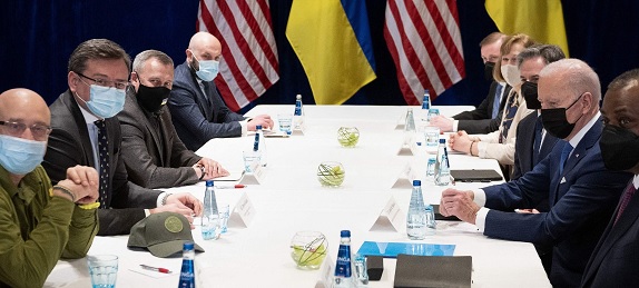 Biden se reúne en Varsovia con los ministros ucranios de Exteriores y Defensa en su tercer día en Europa