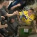 Los rusos llegan a la ISS vestidos de amarillo y azul