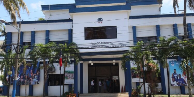 Alcaldía SDO suspende actividades por honra fúnebre funcionario edilicio