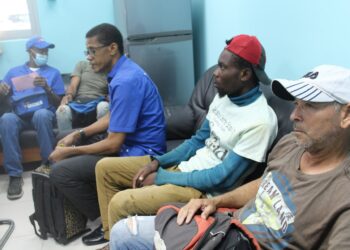 Ayuntamiento SDE apresa y sanciona a 17 personas por lanzar basura en zona recuperada