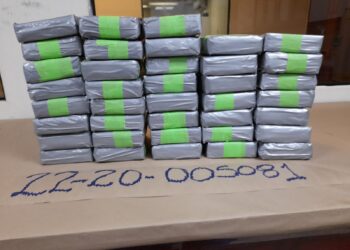Arrestan dos y ocupan 38 paquetes de cocaína en Santo Domingo  Este