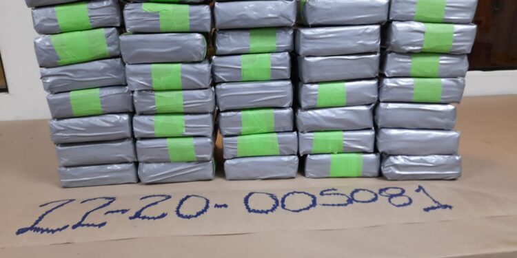 Arrestan dos y ocupan 38 paquetes de cocaína en Santo Domingo Este