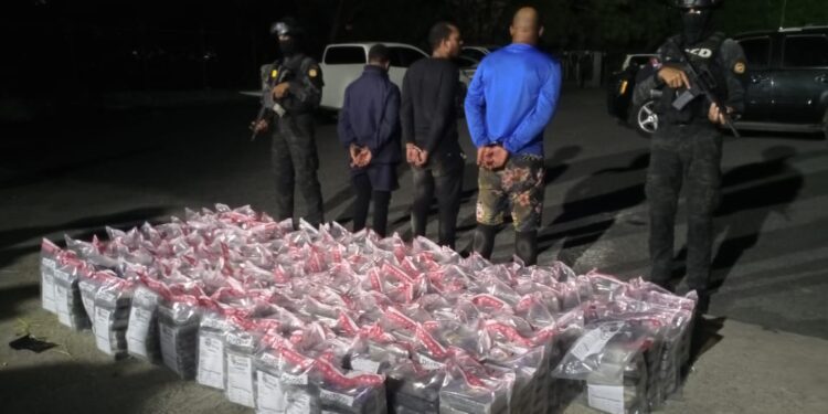 Arrestan a tres personas y ocupan 810 paquetes presumiblemente Cocaína en SPM