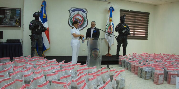 En dos operativos ocupan 1,613 paquetes presumiblemente Cocaína en Peravia